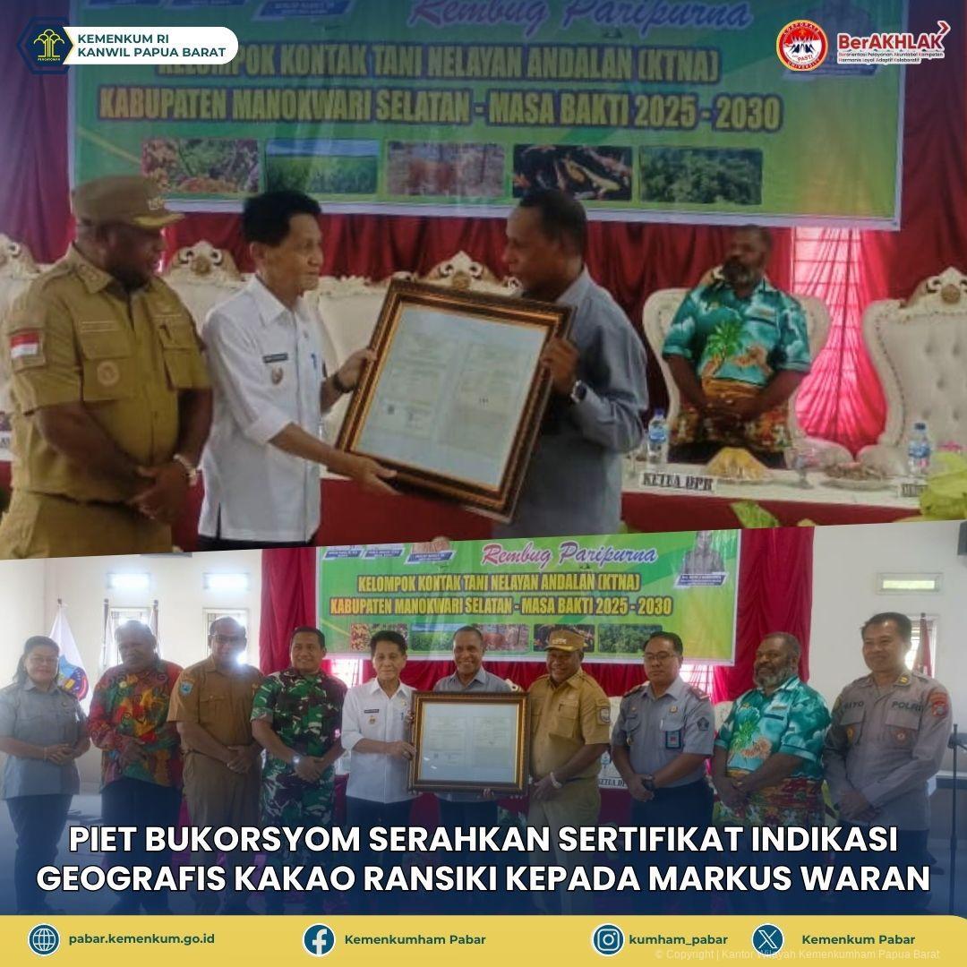 Piet Bukorsyom Serahkan Sertifikat Indikasi Geografis Kakao Ransiki kepada Markus Waran